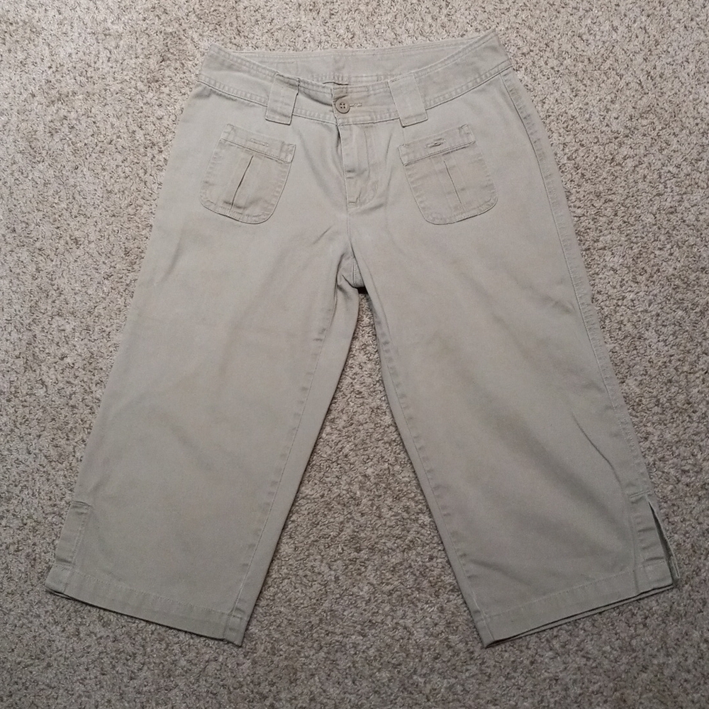 THE NORTH FACE size 4 khaki capris, $68.00